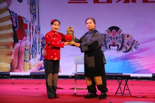 呼玉山院長(zhǎng)、許鴻昌館長(zhǎng)演唱現(xiàn)代京劇《智取威虎山》選段