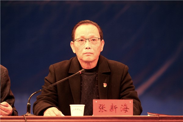 副校長、工會主席張新海宣讀表彰文件