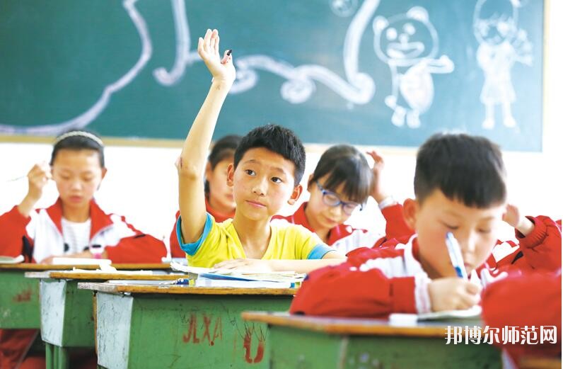 其實這個問題要看你怎么去想。對于文化成績優(yōu)秀的學(xué)生來說，上幼師學(xué)校肯定就不值得了;而文化成績不是很理想的學(xué)生來說，上幼師學(xué)校就是一個不錯的機(jī)會。所以學(xué)生怎么選擇學(xué)校，就要看學(xué)生自己的情況了，畢竟每一個人的情況都是不一樣的。幼師學(xué)校主要是以專業(yè)知識以及技能為主的學(xué)校，為學(xué)生提供學(xué)習(xí)的平臺。  六盤水民族職業(yè)技術(shù)幼兒師范學(xué)校 六盤水市民族職業(yè)技術(shù)學(xué)校(簡稱“六盤水民族職業(yè)技術(shù)幼兒師范學(xué)校”)的前身始建于1986年，并于1990年與六盤水市民族學(xué)校合并。93年更名為六盤水市民族職業(yè)技術(shù)學(xué)校。20多年的辦學(xué)實踐中，取得了不少成就，得到社會的認(rèn)可。  但普通教育與職業(yè)教育合并辦學(xué)的許多弊端在日積月累中不斷的突現(xiàn)。2009年市委、市政府及市教育局等相關(guān)單位經(jīng)過反復(fù)調(diào)研，多方論證，決定在原商財校校址(八一路50號，軍分區(qū)往上150米)新籌建六盤水民族職業(yè)技術(shù)學(xué)校，使之成為一所獨立的國家級重點職業(yè)學(xué)校，并于2009年秋季招生辦學(xué)。  辦學(xué)規(guī)模  學(xué)校占地面積45356平方米，校園建筑面積17260平方米，現(xiàn)有兩幢教學(xué)樓，共34個教室。一幢大連市政府援建的圖書樓、一幢辦公樓、一幢學(xué)生宿舍、兩個學(xué)生食堂、一個340米跑道足球場、1個珍珠球場、兩個蹴球場和4個籃球場。  獲得榮譽(yù)  1997年被評為貴州省重點職業(yè)高中，1999年被評為國家級重點職業(yè)高中，2004年7月通過國家級重點職業(yè)高中評估專家復(fù)評。是貴州省現(xiàn)代教育技術(shù)實驗學(xué)校;貴州省少數(shù)民族傳統(tǒng)體育項目訓(xùn)練基地。全國計算機(jī)等級考試點及培訓(xùn)點、貴州省國家第64職業(yè)技能鑒定所、計算機(jī)高新技術(shù)考試站、貴州省公務(wù)員計算機(jī)應(yīng)用中級培訓(xùn)點、六盤水市財政局會計從業(yè)資格考前培訓(xùn)點及會計技術(shù)教育培訓(xùn)點，勞動與社會保障局下崗職工再就業(yè)培訓(xùn)點，貴州省公務(wù)員電子政務(wù)培訓(xùn)點等。  報名條件  1、身心健康，品德良好。  2、積極向上，積極學(xué)習(xí)。  3、遵紀(jì)守法，品行端正，無不良行為，有上進(jìn)心。  報名方式  凡符合學(xué)校招生條件的學(xué)生持戶口簿、身份證、2張一寸彩色照片到學(xué)校招生就業(yè)辦公室報名。高中畢業(yè)生可在學(xué)校網(wǎng)站上報名。  注意事項  1、新生報名時帶好戶口簿或者身份證原件(或復(fù)印件)，及相關(guān)費用到學(xué)校招生辦報名，并鑒定就業(yè)合同和優(yōu)惠入學(xué)協(xié)議。  2、報名時間：從即日起，到各專業(yè)名額報滿為止。  3、新生開校報到時請帶好戶口本、本人身份證原件，相關(guān)困難證明及交費收據(jù)。  初中畢業(yè)生想要自己以后將來有個好的工作，就要靠自己的努力，學(xué)習(xí)一門比較熱門的專業(yè)去，認(rèn)真的學(xué)習(xí)，將來你才有一個穩(wěn)定的工作，穩(wěn)定的收入，以上是小編為同學(xué)們推薦的關(guān)于幼師學(xué)校的基本介紹，希望對同學(xué)們有所幫助，欲知更多學(xué)校詳情，請關(guān)注邦博爾幼師學(xué)校招生網(wǎng)。