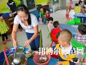 遵義2020年幼師學(xué)校有哪些科目?我們知道幼師專業(yè)是屬于一個學(xué)習(xí)內(nèi)容比較多的專業(yè)，因為是小朋友的啟蒙階段，同學(xué)們自己在報讀本專業(yè)的時候很多的同學(xué)都不知道到底是學(xué)一些什么?于是都來問道小編，小編就來給大家說一下關(guān)于學(xué)?？颇康氖虑榕?。  幼師學(xué)校學(xué)習(xí)專業(yè)課程 1、幼兒教育學(xué)  了解現(xiàn)代教育、幼兒教育的新觀念、新思想、新信息，結(jié)合我國幼兒教育改革中的新問題、新情況，將理論的闡述和幼兒教育實踐中的問題結(jié)合起來，進行具體分析和指導(dǎo)。  2、幼兒心理學(xué)  了解幼兒的認(rèn)知和言語發(fā)展的特點和規(guī)律、幼兒的情緒、個性與社會性發(fā)展的關(guān)系及幼兒的活動心里。能依據(jù)幼兒特點，利用所學(xué)相關(guān)知識，初步具備幼兒園基層崗位幼兒教師的工作能力。培養(yǎng)學(xué)生具有誠實守信、善于溝通和合作的品質(zhì)。  3、幼師英語  根據(jù)幼師學(xué)生的英語水平和專業(yè)特點，從聽、說、讀、寫四個方面全方位的培養(yǎng)學(xué)生，讓學(xué)生掌握基本語法知識、語音知識、日常用語，提高學(xué)生的口語交際技能和綜合閱讀、寫作能力。讓學(xué)生在學(xué)習(xí)過程中發(fā)展綜合語音運用能力，提高人文素養(yǎng)，增強實踐能力，培養(yǎng)創(chuàng)新精神。  4、幼兒園組織與管理  讓學(xué)生了解幼兒園組織與管理的基本原理和內(nèi)容，掌握幼兒園組織與管理的基本規(guī)律，學(xué)會用所學(xué)專業(yè)理論解決實際工作中遇到的管理問題。結(jié)合案例分析，培養(yǎng)學(xué)生的思辨意識、創(chuàng)新意識，提高學(xué)生與時俱進的管理理念，為學(xué)生今后從事幼兒園教育工作和管理工作奠定良好的基礎(chǔ)，具有較強的實用性和可操作性。  學(xué)前教育前景好不好 學(xué)前教育上的現(xiàn)在已經(jīng)有越來越多的人關(guān)注，就業(yè)前景上的非常不錯的一個職業(yè)了，在現(xiàn)階段學(xué)前教育專業(yè)就業(yè)率上也在一直上升，我國對于學(xué)前教育上的重視的提升，也為學(xué)前教育專業(yè)人才提供了較好的就業(yè)機會，使得社會上的對于學(xué)前教育人才上的甚至出現(xiàn)了供不應(yīng)求的現(xiàn)象，學(xué)前教育現(xiàn)階段也已經(jīng)成為一個非常重要的教育階段，擁有高素質(zhì)的學(xué)前教育人才對于整個教育事業(yè)上的也能夠起到一個促進和發(fā)展的作用。  幼師專業(yè)上就業(yè)前景也是比較好的，現(xiàn)階段社會上的對于幼師的需求也越來越多了，對于早期教育上的重視度的提升，使得幼師人才成為現(xiàn)階段社會上的所需要的重要人才選擇。  我們可以看到幼師專業(yè)學(xué)習(xí)的是很多的，小編給大家列舉了一些專業(yè)課程，其實這個專業(yè)是一個需要自己花費很多心力來學(xué)習(xí)的專業(yè)，同學(xué)們學(xué)習(xí)的內(nèi)容是很廣泛的，不過這個專業(yè)只要學(xué)好了，將來在就業(yè)方面就會很不錯，所以，希望選擇這個專業(yè)的同學(xué)都能掌握足夠的專業(yè)知識哦。