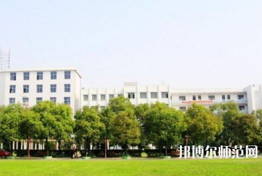 對于幼師學(xué)校的選擇，男生和女生是一樣的?，F(xiàn)在大部分學(xué)校的幼師專業(yè)在進(jìn)行招生的時候，其實(shí)男生和女生的招生計(jì)劃是統(tǒng)一的，學(xué)校對學(xué)生的性別并沒有要求。所以，小伙伴們選擇幼師學(xué)校的重點(diǎn)不應(yīng)該是這所學(xué)校適合男生還是適合女生，而是這所學(xué)校本身的辦學(xué)條件好不好，以及學(xué)校的優(yōu)勢以及劣勢有哪些等等。接下來，對南昌理工職業(yè)中等專業(yè)學(xué)校感興趣的小伙伴們可以一起來看一看這所學(xué)校的具體情況。  南昌理工職業(yè)中等專業(yè)學(xué)校辦學(xué)理念 學(xué)校以“辦學(xué)校，不開學(xué)店，造福炎黃子孫!”為宗旨，遵循黨的教育方針，倡導(dǎo)“誠實(shí)、博愛、勤奮、自強(qiáng)”的校訓(xùn)，按照“理論夠用，注重實(shí)踐”的原則，為社會經(jīng)濟(jì)建設(shè)培養(yǎng)“一專多能”的應(yīng)用型人才。畢業(yè)生深受用人單位的歡迎。 例如推薦在“啟悅電子廠”工作的同學(xué)進(jìn)廠第九天，就對8086高壓擊穿儀進(jìn)行技術(shù)改造，降低了勞動強(qiáng)度，提高了生產(chǎn)效率。該廠董事長吳德和先生專程由臺北趕來我?？疾?，并當(dāng)即簽定了廠校合作協(xié)議。  接著我校又與深圳新飛通、深圳捷迪訊、上海偉創(chuàng)力、上海先進(jìn)半導(dǎo)體、上海華微、杭州矢崎、蘇州生益科技、上海攜程旅行網(wǎng)等20多家公司建立了合作伙伴關(guān)系?？梢哉f：“選擇理工，就業(yè)輕松!” 學(xué)校與南昌航空大學(xué)聯(lián)合辦學(xué)，是南昌航空大學(xué)繼續(xù)教育學(xué)院教學(xué)點(diǎn)，依托南昌航空大學(xué)的人才、圖書、先進(jìn)的教學(xué)設(shè)施，資源共享。學(xué)校有一支政治素質(zhì)高、教學(xué)和管理經(jīng)驗(yàn)豐富的專兼職師資隊(duì)伍，正副教授、高級教師近半，其中不少曾獲得“最佳授課教師”的稱號。  南昌理工職業(yè)中等專業(yè)學(xué)校教學(xué)設(shè)置 學(xué)校除精湛的理論教學(xué)外，還設(shè)有圖書閱覽室、計(jì)算機(jī)中心、語音室和電工、電子、機(jī)電、機(jī)械加工、數(shù)控、酒店管理等實(shí)驗(yàn)室能安排學(xué)生進(jìn)行多種實(shí)驗(yàn)，“邊講邊練，講練結(jié)合”，確保學(xué)生動手能力的培養(yǎng)。 學(xué)校采取多層次、開放性辦學(xué)和封閉式管理。不僅注重教育質(zhì)量，更注重道德品質(zhì)和綜合素質(zhì)教育。教育管理嚴(yán)格，始終把學(xué)校的安全工作放在首位，在2005-2010職業(yè)高校年檢中，得到市教育局有關(guān)領(lǐng)導(dǎo)的表揚(yáng)，連續(xù)被評為職業(yè)教育辦學(xué)先進(jìn)單位。  南昌理工職業(yè)中等專業(yè)學(xué)校報(bào)名手續(xù) 即日起可到校招生辦或當(dāng)?shù)匚倚Ｕ猩c(diǎn)報(bào)名，或來函來電報(bào)名、網(wǎng)上報(bào)名。  本地區(qū)的應(yīng)屆初中畢業(yè)生可在就讀中學(xué)填中考志愿報(bào)名。  報(bào)到時帶好戶口本，五張一寸免冠照片和初高中畢業(yè)證書。  小編總結(jié) 南昌理工職業(yè)中等專業(yè)學(xué)校是一所按照“理論夠用，注重實(shí)踐”的原則，為社會經(jīng)濟(jì)建設(shè)培養(yǎng)“一專多能”的應(yīng)用型人才的中專學(xué)校，學(xué)校開設(shè)有幼師類的專業(yè)，對幼師行業(yè)感興趣的初中畢業(yè)生可以多加關(guān)注這所學(xué)校。接下來小伙伴們可以去到學(xué)校官網(wǎng)對學(xué)校做進(jìn)一步的了解。當(dāng)然，在南昌還有開設(shè)有幼師類專業(yè)的其他學(xué)校，大家也可以看看其他的學(xué)校怎么樣，做一個比較，然后選擇出最適合自己的一所。