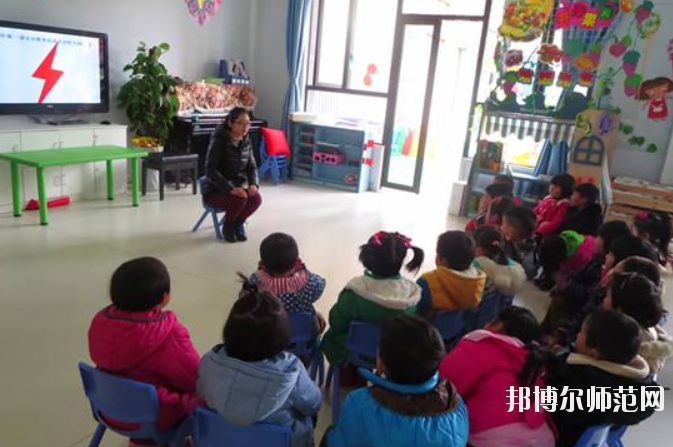 滄州2021年中專幼師學(xué)?？梢钥即髮? /><b>滄州2021年中專幼師學(xué)?？梢钥即髮?/b><span>2020-12-16 13:15</span><p>滄州2021年中專幼師學(xué)?？梢钥即髮?？ 是可以的，成績比較理想的學(xué)生就可以直接選擇上普高學(xué)校，然后通過高考的方式進入大學(xué)，</p></a></li>
            <li><a href=