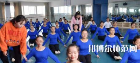 隨著社會的進步，人們的生活得到了全面的改善，開始重視自己子女的教育，對教育人才的教學(xué)水準(zhǔn)就要求更高，使得很多學(xué)生都想要報考幼師學(xué)校。如果大家已經(jīng)做出了決定，要上幼師學(xué)校，就一定要盡早去了解學(xué)校信息。你越早了解學(xué)校，你可以選擇的學(xué)校就越多，就越能找到適合你的學(xué)校。幼師工作工作也相對輕松，不用從事體力勞動?，F(xiàn)在家長對孩子的教育非?？粗?，幼兒園也越來越正規(guī)，都需要幼師幼師從業(yè)資格證。  思南中等職業(yè)學(xué)校辦學(xué)條件 學(xué)校老校區(qū)占地面積120.6畝，新校區(qū)200畝，校園拓展空間大。校內(nèi)布局分為：教學(xué)區(qū)、實驗實訓(xùn)區(qū)、產(chǎn)教結(jié)合區(qū)、生活區(qū)、行政辦公區(qū)、體育運動區(qū)、美化綠化區(qū)等。各場所均按標(biāo)準(zhǔn)設(shè)計規(guī)劃，達到國家示范校要求的學(xué)校教學(xué)、實訓(xùn)、師生學(xué)習(xí)、工作、生活等方面需要的效果。  思南中等職業(yè)學(xué)校目標(biāo)明確 學(xué)校培養(yǎng)目標(biāo)明確，人才“出口”暢通，堅持德育為先，技能為重，全面發(fā)展與特長發(fā)展相結(jié)合。圍繞“自強篤行、厚德精技”的校訓(xùn)，堅持“四自”(自信、自強、自律、自愛)、“四會”(學(xué)會做人，學(xué)會做事，學(xué)會求知，學(xué)會生活)的教育培養(yǎng)目標(biāo)。  實行考與教分離，重視學(xué)生職業(yè)技能大賽，以賽促學(xué)，以賽促教;重視教師、學(xué)生下企業(yè)參與一線生產(chǎn)實踐，重視創(chuàng)建“校企聯(lián)動”、“工學(xué)結(jié)合”、“教學(xué)做一體”的人才培養(yǎng)模式，畢業(yè)生就業(yè)并能與企業(yè)接軌，與農(nóng)戶融合，人才培養(yǎng)質(zhì)量顯著提高。  銅仁碧江中等職業(yè)學(xué)校簡介 銅仁市碧江區(qū)中等職業(yè)學(xué)校創(chuàng)辦于1989年，是一所隸屬于碧江區(qū)人民政府的貴州省示范性中等職業(yè)學(xué)校。學(xué)校規(guī)劃占地面積420畝，規(guī)劃建筑面積13萬余平方米，總投資約5.8億元。教學(xué)區(qū)、生活區(qū)、運動區(qū)、綠化區(qū)布局合理，功能設(shè)施完善，環(huán)境優(yōu)美，地處銅仁市川硐教育園區(qū)桃園大道北側(cè)，毗鄰銅仁幼專、貴州健康職業(yè)學(xué)院，有著豐富的文化資源和育人氛圍。  學(xué)校自2013年搬遷至川硐教育園區(qū)以來，領(lǐng)導(dǎo)班子帶領(lǐng)廣大教師銳意進取，和諧奮進，確立了“發(fā)展教師、成就學(xué)生、服務(wù)社會”的辦學(xué)理念，圍繞“辦出特色、形成風(fēng)格、爭創(chuàng)一流”的辦學(xué)目標(biāo)，形成了“醫(yī)護為主、產(chǎn)教結(jié)合、校企合作”的辦學(xué)特色。  現(xiàn)在整體新生人口的增量將直接體現(xiàn)在幼兒園在園人數(shù)的增加，我國當(dāng)前幼師行業(yè)的需求還是很大的，遠遠不足國家的計劃，所以從事幼師行業(yè)前景是很好的。幼兒園、教育機構(gòu)、培訓(xùn)機構(gòu)、藝體教育行業(yè)等相關(guān)行業(yè)都需要大量新型教育人才，學(xué)生選擇了教育行業(yè)正好符合當(dāng)今的教育的需求，所以對同學(xué)們來講就業(yè)前景是非常具有潛力化的。
