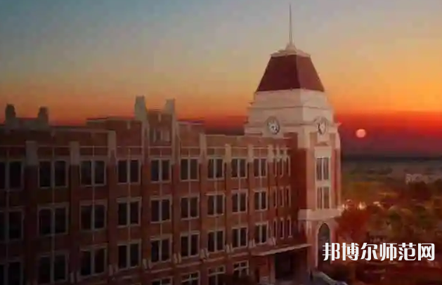 對于很多不了解學校的學生來說讀書的時候要面臨著很多信息的接受，就拿簡單的填寫志愿來說，提前就需要了解清楚很多的學校，對于學校的基礎信息需要掌握比較好才可以的，最近有同學們來問小編學校的招生代碼，小編就來給同學們整理一下。  上海外國語師范大學賢達經(jīng)濟人文學院虹口校區(qū)代碼 學校代碼：13636  上海外國語師范大學賢達經(jīng)濟人文學院虹口校區(qū)拓展閱讀 基礎教學部基礎教學部是承擔學校公共基礎課程的教學單位，下設基礎部辦公室和計算機、體育教、通識3個教研室。  現(xiàn)有專、兼職教師50人，其中教授2名，副教授12名，專職專任教師全部具有研究生學歷，其中博士后1人，博士2名。  基礎教學部堅持立德樹人的教育方針，崇尚教書育人，加強學生道德素質(zhì)教育和能力培養(yǎng)，全體教師積極參與科研工作、開展課程建設、推進教學改革、提升教學效果，保證了全校的公共基礎課教學效果。  計算機教研室主要承擔全校的計算機公共課《計算機應用基礎》的教學工作，課程以“傳授知識、鍛煉技能”為基本目標，并貫徹對學生計算思維的培養(yǎng)，有效地向?qū)W生普及了實用的計算機應用技術(shù)，為學生能贏得信息時代的競爭打下良好的基礎。  體育教研室主要承擔全校的體育類課程教學，分別開設了足球、籃球、排球、乒乓球、羽毛球、棒球、壘球、板球、啦啦操、瑜伽、飛鏢、防身術(shù)等項目，為學生身心全面發(fā)展提供保證。教師還利用業(yè)余時間指導運動隊訓練、參賽，在歷年上海市高校陽光體育賽事中屢獲佳績，為學院創(chuàng)建積極健康、蓬勃向上的校園文化氛圍。  小編給同學們整理了學校的招生代碼，同學們自己如果是要填寫本校的話就要注意哦，讀大學對于每一位同學都是有很深刻的意義的，同學們在這里不僅能夠?qū)W習到專業(yè)的知識，還能在這個又自己對于這個世界的初步理解。